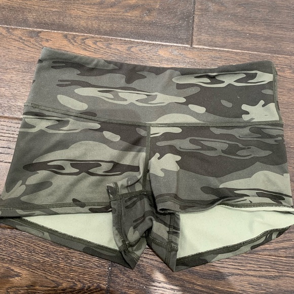 Lululemon camo boogie short 🖤